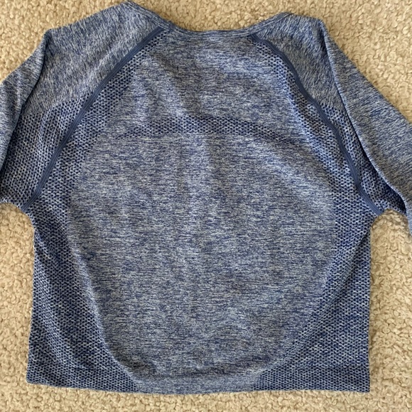 Long Sleeve Crop Top - Picture 2 of 4